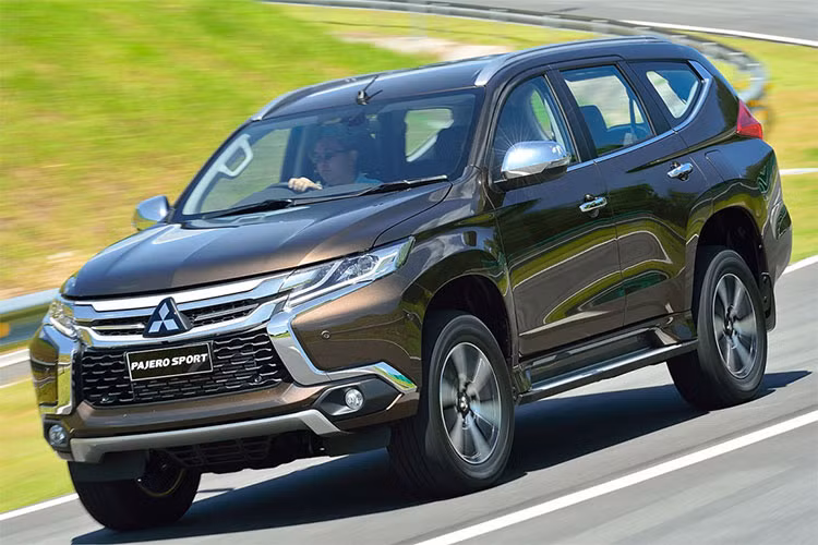 Tại thị trường ôtô Việt Nam, Pajero Sport sẽ phải cạnh tranh với các đối thủ nhập khẩu khác bao gồm; Chevrolet Trailblazer, Toyota Fortuner và Ford Everest. Hiện người tiêu dùng đang kỳ vọng vào mức giá mềm cho mẫu xe này khi nó được bán ra thị trường trong thời gian tới.