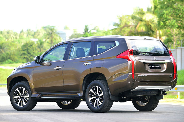 Trong đó, Mitsubishi Pajero Sport 2018 là mẫu xe được mong chờ nhiều nhất. Được biết, mẫu SUV thể thao trong lô xe nhập này sẽ có tới 3 phiên bản khi về đến Việt Nam, bao gồm một bản động cơ dầu diesel hoàn toàn mới sẽ đi kèm với dẫn động một cầu và hộp số tự động. 