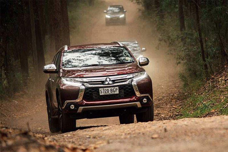 Sự kết hợp truyền động nói trên từng gây sốt trong phân khúc xe bán tải và ngày nay nó được ứng dụng trên rất nhiều mẫu SUV mạnh mẽ, ngoài Pajero Sport, các đối thủ như Chevrolet Trailblazer, Toyota Fortuner và Ford Everest cũng sẽ được bổ sung bản máy dầu tương tự.