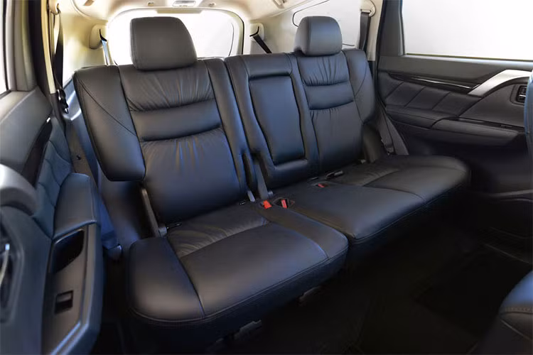 Thông số kỹ thuật cụ thể trên xe Pajero Sport 2018 hiện vẫn là ẩn số nhưng sẽ sớm được công bố trong thời gian tới. Phiên bản máy dầu mới sẽ có trang bị gần tương đương bản máy xăng một cầu, ngoại trừ động cơ.