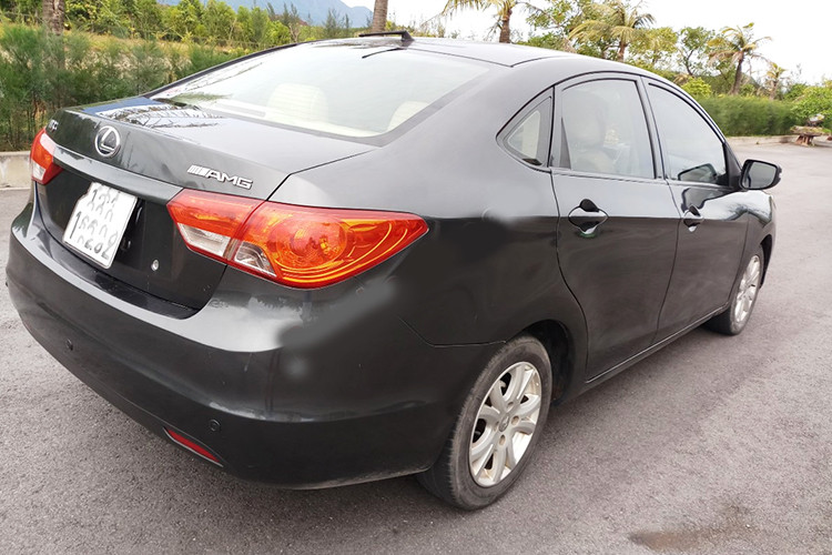 Haima M3 sở hữu ngoại hình cơ bắp và mạnh mẽ. Về tổng thể, xe có kích thước dài 4.545 mm, rộng 1.737 mm và cao 1.295 mm. Khoảng sáng gầm xe 130 mm và chiều dài cơ sở 2.600 mm. Cụm đèn pha có thiết kế và lắp đặt cân đối với cụm lưới tản nhiệt, cụm đèn sương mù và đèn chạy ban ngày được thiết kế đúng chuẩn châu Âu.