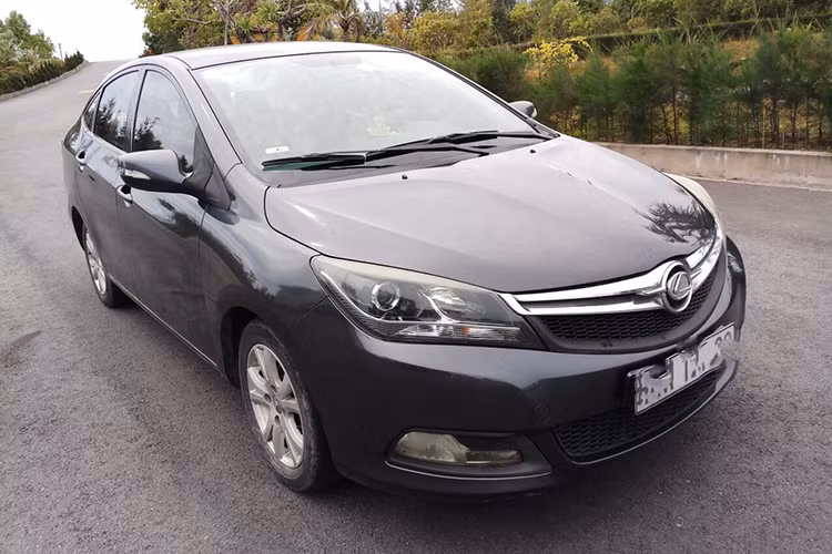 Mẫu Haima M3 sản xuất tại Trung Quốc được định vị ở phân khúc xe sedan hạng B chung mâm với Toyota Vios và Honda City tại thị trường Việt Nam. Sau 4 năm sử dụng, chiếc xe ôtô Tàu đeo logo Lexus này được chủ nhân rao bán với giá 220 triệu đồng, chưa thương lượng.