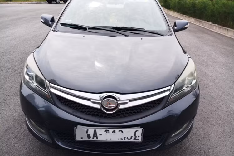 Hiện chiếc xe này đã được chủ nhân “độ” lại logo xe sang Lexus cả mặt trước và sau xe, nội thất bên trong vẫn còn khá mới, người bán cho biết chiếc xe vẫn còn được bảo hành 30.000 km từ phía đại lý xe Trung Quốc tại Việt Nam, điều này có nghĩa xe đã vận hành khoảng 70.000 km.