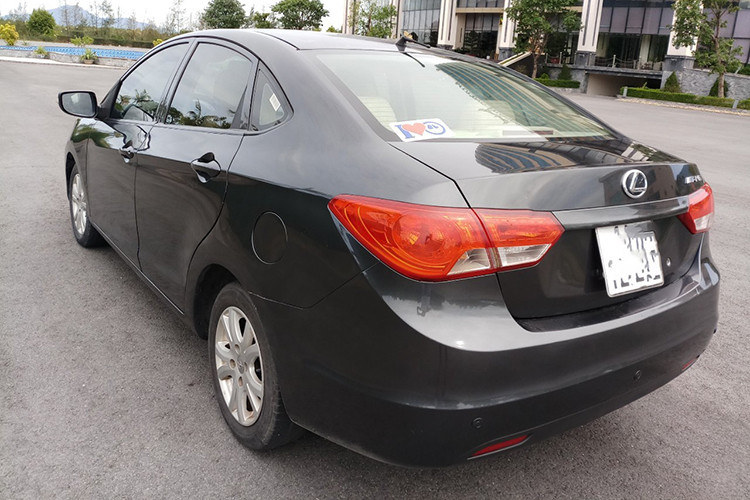 Như vậy, mức giá xe Haima M3 đời 2015 này còn rẻ hơn chiếc Kia Morning nhập khẩu từ Hàn Quốc đời 2011 có giá khoảng 300 triệu đồng. Vào thời điểm năm 2015, một chiếc Haima M3 mới tinh bán tại Việt Nam được bán ra gần 400 triệu đồng, chưa gồm chi phí ra biển số.