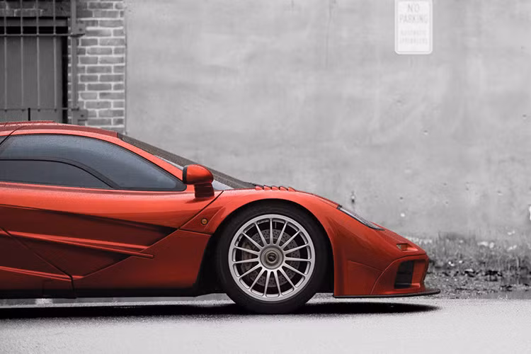 Chiếc siêu xe này được sơn màu cam ánh kim bắt mắt, thẫm hơn một chút so với màu cam Papaya Orange LM nguyên bản.