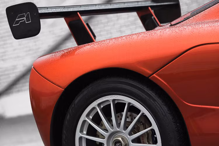 Gói khí động học gồm phần mũi mới kết hợp với các khe gió ở cánh trước, cùng một cánh gió F1 sau trông rất mạnh mẽ, cá tính