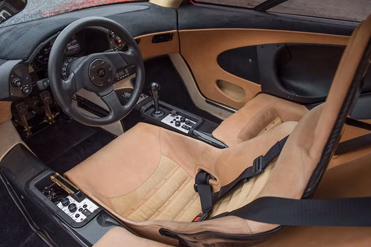 Xe LM nhẹ hơn nguyên bản F1 GTR những 76 kg, chủ yếu nhờ cắt giảm hết cỡ trang bị, kể cả cách âm nội thất, dàn âm thanh, cánh gió sau chủ động - thay bằng cánh gió cố định.