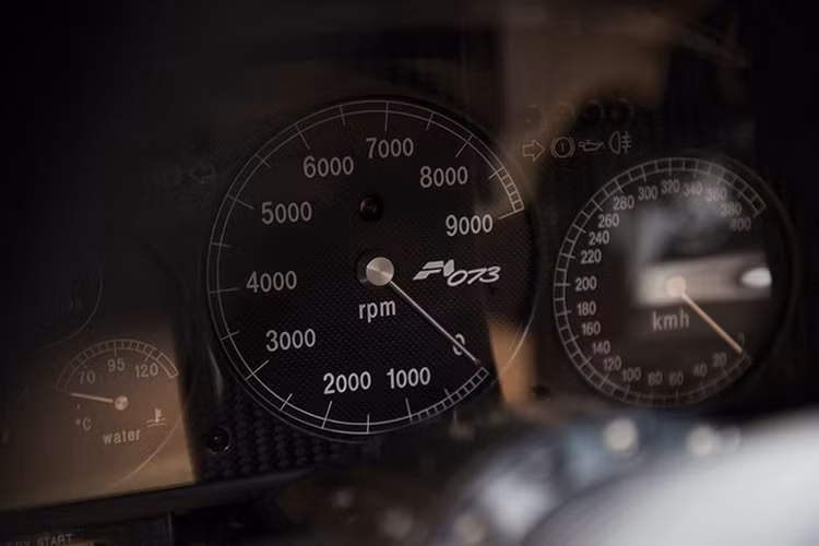 LM1 sử dụng động cơ trên chiếc F1 GTR đời 1995. Công suất cực đại 680 mã lực, tốc độ tối đa 362 km/h (thấp hơn trên phiên bản tiêu chuẩn), mô-men xoắn cực đại 705 Nm.