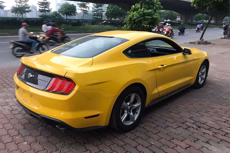 Về mặt thiết kế, điểm nhấn của mẫu xe Ford Mustang bản 2018 chính là phần đầu xe mới. Hãng xe Mỹ đã bổ sung cụm đèn pha mới, cản va trước tái thiết kế, lưới tản nhiệt rộng hơn và nắp ca-pô khỏe khoắn. So với phiên bản cũ, nắp ca-pô của Ford Mustang 2018 đã được hạ thấp 20 mm.