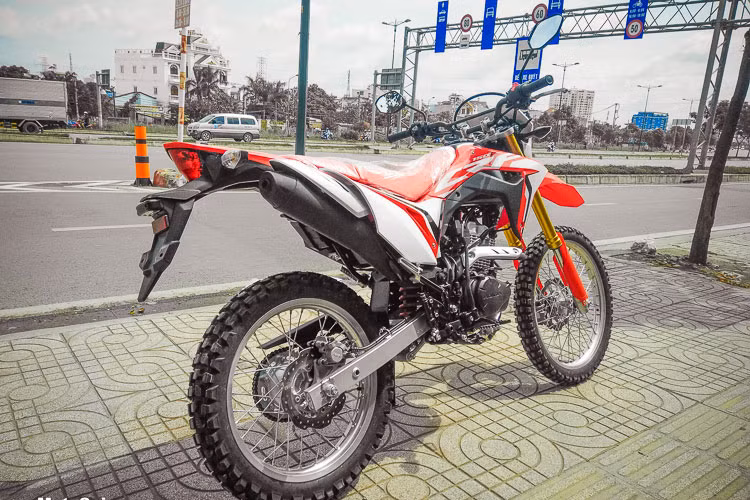 Từng ra mắt tại thị trường Indonesia vào cuối năm 2017 vừa qua, mẫu xe Honda CRF150L 2018 này được xem là "đối thủ" cạnh tranh trực tiếp của Kawasaki KLX 150 và D-Tracker 150 ở nhiều thị trường khác nhau tại Đông Nam Á, trong đó có cả Việt Nam.
