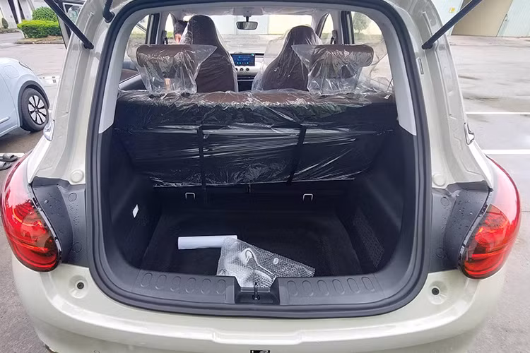 Đi cùng đó là các trang bị an toàn như phanh ABS/EBD, phanh tay điện tử, hỗ trợ giữ phanh tự động, cân bằng điện tử, camera lùi, giám sát áp suất lốp, chìa khóa thông minh, khởi động nút bấm từ xa.