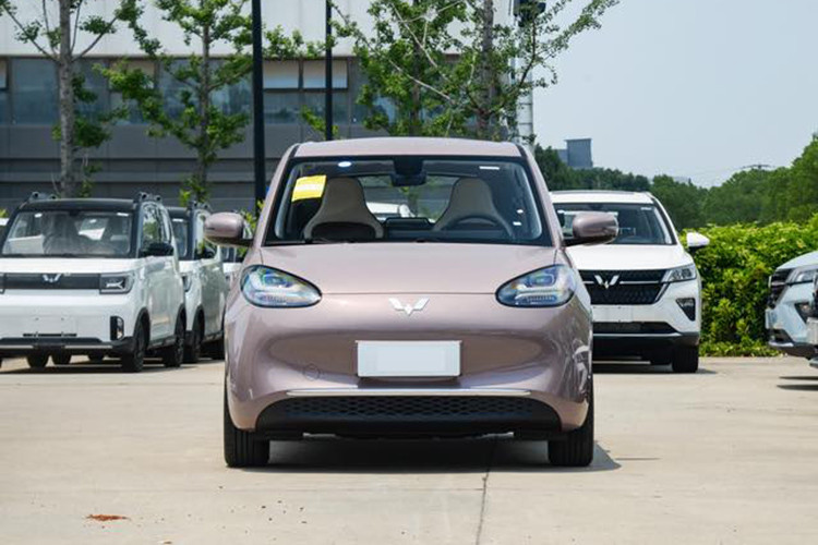 Về thiết kế nội - ngoại thất, Wuling Bingo dành cho khách Việt tương đồng với sản phẩm đang mở bán tại các thị trường khác. Xe sở hữu ngoại hình năng động, phảng phất hơi hướng cổ điển với những đường nét bo tròn.