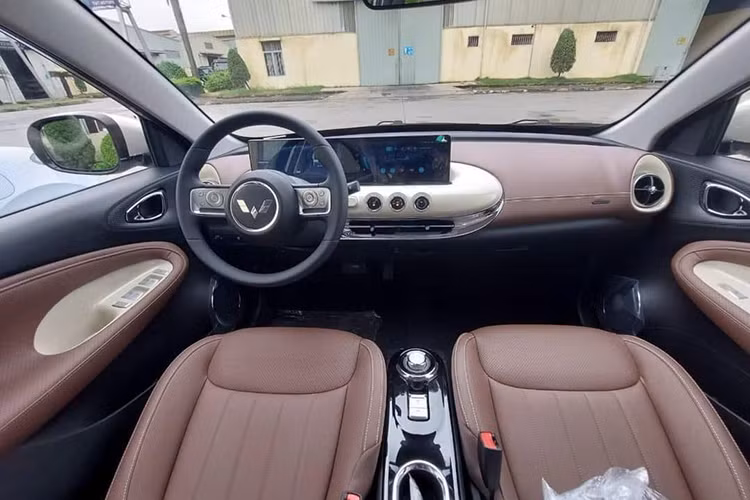 Khoang nội thất xe Wuling Bingo được đánh giá khá thú vị với 2 hàng ghế và 5 chỗ ngồi. Các trang bị đáng chú ý gồm có ghế da, ghế lái chỉnh điện; vô-lăng hai chấu; nút bấm đề nổ; phanh tay điện tử; bảng đồng hồ kỹ thuật số 7 inch nối liền màn hình cảm ứng giải trí 10,25 inch; cần số dạng núm xoay; điều hòa tự động.