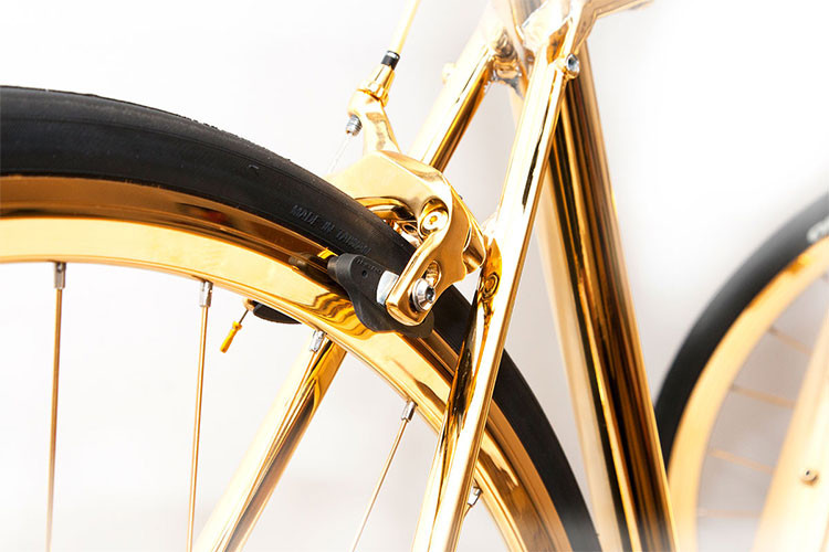 Chiếc xe sẽ gây chú ý khi bạn xuất hiện dạo một vòng trên phố.