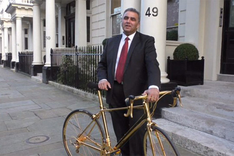 Chiếc xe đạp mạ vàng có giá lên gần 8 tỷ đồng này chỉ dành cho giới siêu giàu. Frank Fernando, Giám đốc Goldgenie, cho biết, chiếc xe giống như một tác phẩm điêu khắc ấn tượng nhất trên thế giới. Toàn bộ chiếc xe đạp đều được mạ vàng, bao gồm cả bánh xích, tay cầm và nan hoa.