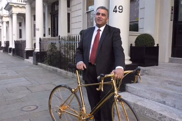 Chiếc xe đạp mạ vàng có giá lên gần 8 tỷ đồng này chỉ dành cho giới siêu giàu. Frank Fernando, Giám đốc Goldgenie, cho biết, chiếc xe giống như một tác phẩm điêu khắc ấn tượng nhất trên thế giới. Toàn bộ chiếc xe đạp đều được mạ vàng, bao gồm cả bánh xích, tay cầm và nan hoa.