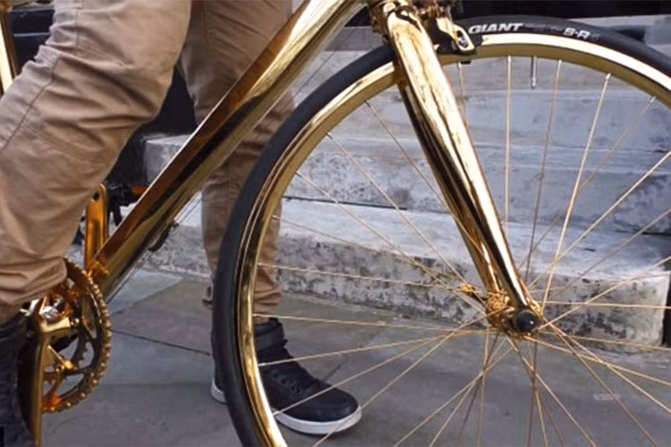 Mẫu xe đạp mạ vàng 24 cara hiện đang được xem như một món đồ chơi độc đáo, đắt giá dành cho cư dân siêu giàu tại thủ đô London.