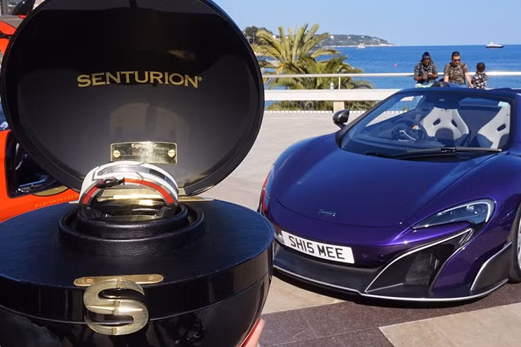 Về cơ bản, vòng tay kiêm khoá siêu xe Senturion là món đồ trang sức được chế tác tinh xảo bằng những vật liệu quý như vàng, nạm kim cương, đá quý... nó cũng đồng thời được tích hợp thêm một chip từ được cài đặt đồng bộ và một số nút bấm để có thể mở khóa cho những chiếc xe ôtô.