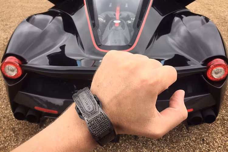 Hiện tại, các mẫu vòng tay của Senturion được phân ra thành các bộ sưu tập theo từng chủ đề khác nhau như đua xe, phong cách sống, kim cương... Mỗi mẫu vòng trong từng bộ sưu tập sẽ chỉ có số lượng 7 chiếc, khiến mỗi chủ nhân sẽ là 1 trong 7 tỷ người trên Thế giới đeo vòng của Senturion.