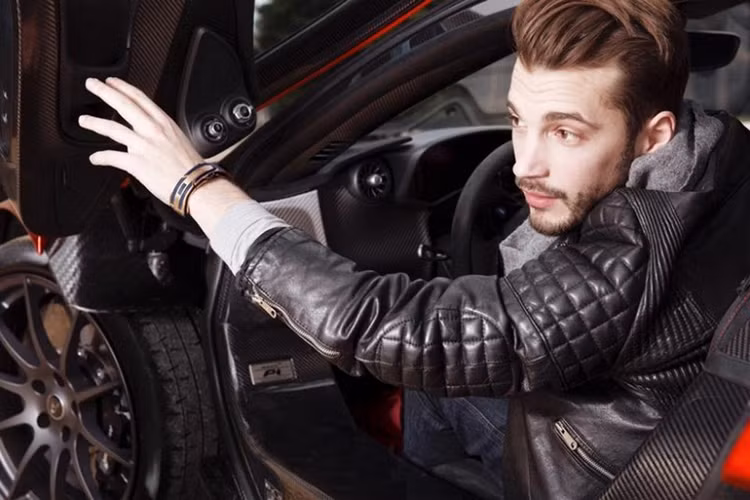 Mức giá mà Senturion đặt ra cho mỗi mẫu vòng tay-chìa khóa siêu xe của hãng thuộc dạng siêu đắt, ngay cả mẫu vòng rẻ nhất có tên St Barths nằm trong bộ sưu tập Lifestyle Edition đã có giá lên tới 38.350 Bảng Anh (khoảng 1,2 tỷ đồng). Với những chiếc vòng Senturion "thửa riêng" sẽ có giá từ 150.000 Bảng (tương đương 4,62 tỷ đồng).