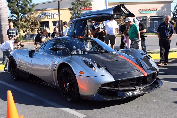 Để đặt hàng chiếc Huayra Americano duy nhất trên Thế giới, chủ xe phải trả số tiền hơn 2 triệu USD (tương đương 45,45 tỷ đồng). Nó là chiếc Huayra phiên bản mui kín coupe thứ 68 được sản xuất trong tổng số 100 chiếc. Tuy nhiên không rõ vì lý do gì mà chủ xe đã quyết định chia tay sớm với chiếc Huayra Americano độc nhất vô nhị này. Hiện tại, nó đang được rao bán tại đại lý Pagani ở Newport Beach, California, Mỹ.