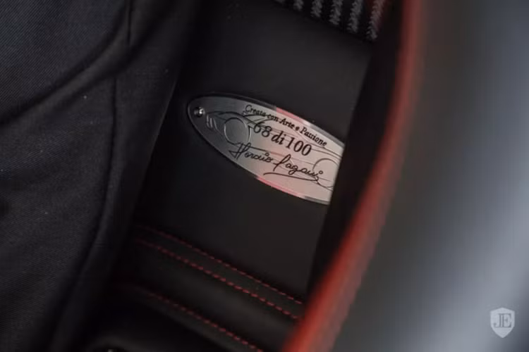 Không chỉ nâng cấp hiệu năng của xe, gói Paccheto Tempesta còn kèm theo dàn âm thanh hi-end được sản xuất bởi hãng Sonus Faber. Ở bên trong cabin, chiếc Huayra Americano cũng được hoàn thiện với tông màu tương tự ngoại thất, với khác biệt duy nhất là màu bạc đã được chuyển thành tông đen. Chiếc xe có bảng điều khiển trung tâm cùng các ghế ngồi viền đỏ và nhiều chi tiết bằng sợi carbon trần.