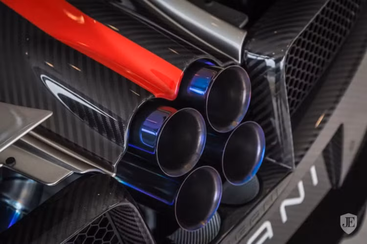 So với nhiều chiếc Huayra khác trên Thế giới, nó cũng có hiệu năng cao hơn hẳn khi được trang bị sẵn gói nâng cấp Pacchetto Tempesta. Để có thể đặt hàng gói Pacchetto Tempesta, chủ nhân của một chiếc Huayra sẽ phải bỏ ra số tiền lên tới 215.000 USD (tương đương 4,86 tỷ đồng) - đắt ngang với một siêu xe động cơ đặt giữa.