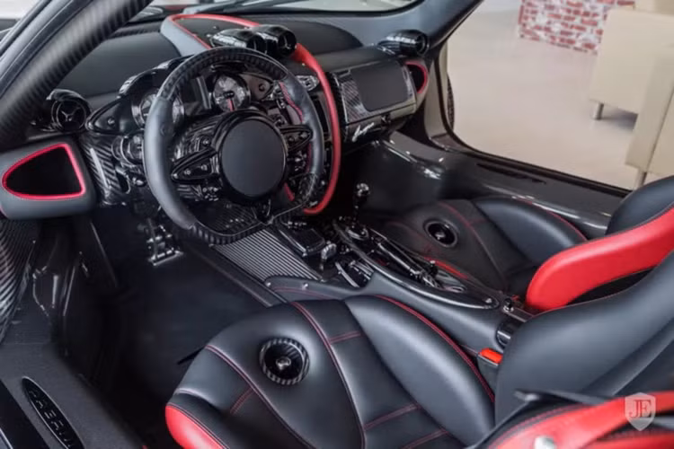 Nằm phía sau khoang lái của Huayra Americano vẫn là khối động cơ V12 6.0L tăng áp kép được mua từ Mercedes-AMG, đem tới công suất 720 mã lực và mô-men xoắn 1100Nm không có thay đổi gì so với phiên bản thường. Sử dụng hộp số ly hợp kép 7 cấp côn đơn và hệ dẫn động cầu sau, chiếc siêu xe này có thể tăng tốc từ 0-100 km/h chỉ trong 3 giây và tốc độ tối đa đạt 383km/h.