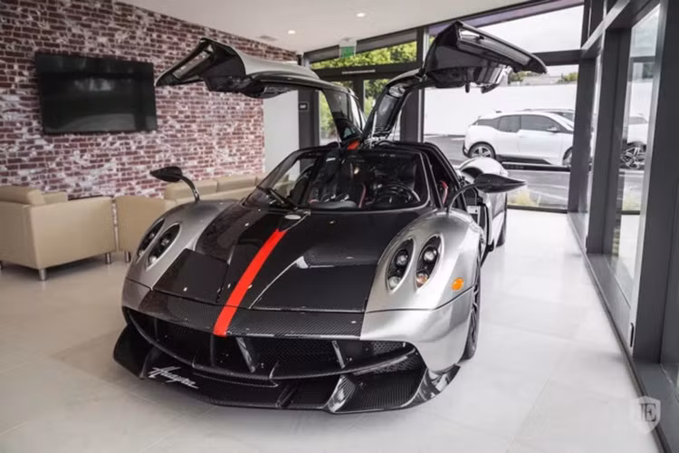 Chỉ có số lượng sản xuất 100 chiếc trên toàn Thế giới, việc sở hữu một chiếc siêu xe được mênh danh thần gió Pagani Huayra vốn đã là một giấc mơ với nhiều người yêu xe. Tuy nhiên với những đại gia có khả năng sở hữu siêu xe này, họ vẫn muốn chiếc xe của mình "độc" hơn nữa, dẫn tới các chương trình cá nhân hóa được Pagani đưa ra.