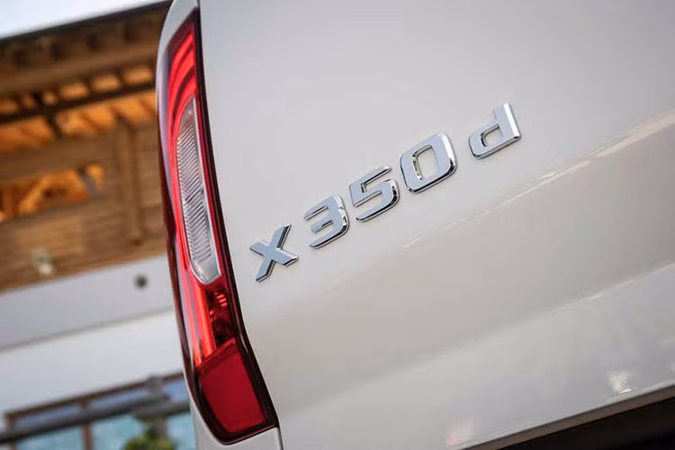 Một số lựa chọn ngoại thất khác đi kèm của mẫu xe bán tải hạng sang X350d này được Mercedes đưa ra bao gồm các thiết kế mâm, thanh giằng phía sau thùng, các tấm che thùng khác nhau và ốp bảo vệ gầm xe...