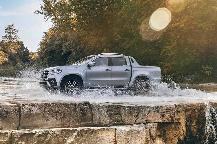 Xe sở hữu 5 chế độ vận hành là Eco, Comfort, Sport, Off-Road và Manual. Bộ trang bị an toàn trên xe bao gồm hệ thống hỗ trợ giữ làn đường, phanh chủ động, nhận diện biển báo, hỗ trợ khởi hành ngang dốc, giữ tốc độ khi độ dốc, hệ thống chống trộn Thatcham và hệ thống ray buộc hàng.