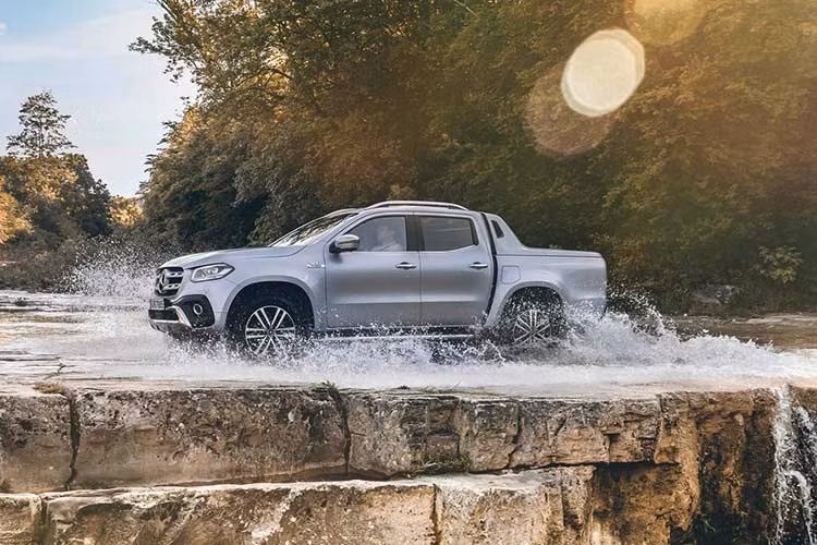 Xe sở hữu 5 chế độ vận hành là Eco, Comfort, Sport, Off-Road và Manual. Bộ trang bị an toàn trên xe bao gồm hệ thống hỗ trợ giữ làn đường, phanh chủ động, nhận diện biển báo, hỗ trợ khởi hành ngang dốc, giữ tốc độ khi độ dốc, hệ thống chống trộn Thatcham và hệ thống ray buộc hàng.