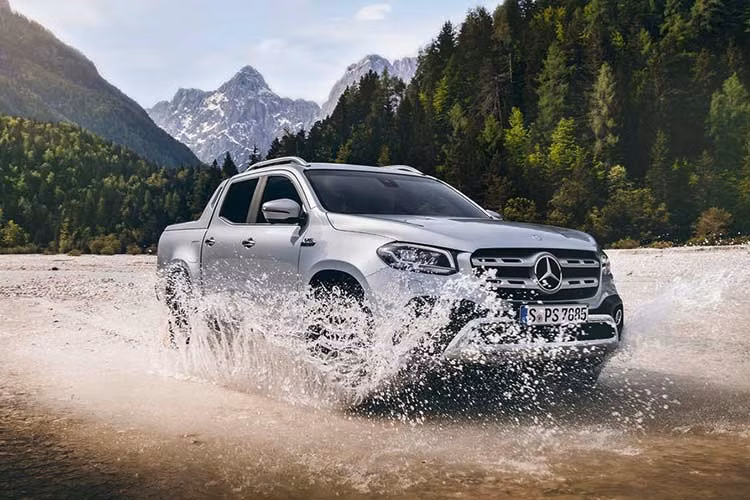 Theo hãng xe sang Mercedes-Benz, mẫu bán tải hạng sang Mercedes X350d sẽ được bán ra vào tháng 11/2018 này tại thị trường Anh quốc với giá khởi điểm 38.350 Bảng (tương đương khoảng 1,16 tỷ đồng).