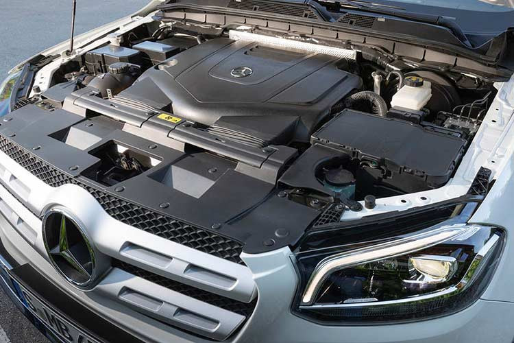 Mercedes X350d được trang bị động cơ diesel V6 3.0, sản sinh công suất 255 mã lực và mômen xoắn cực đại 550 Nm, đi kèm hộp số tự động 7 cấp. Phụ trách truyền động cho xe hệ truyền động 4 bánh 4Matic với 3 chế độ khác nhau, trong đó có chế độ đặc biệt dành cho các người dùng là tín đồ của offroad.