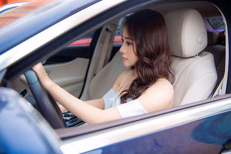 Xe có mặt tản nhiệt 2 nan với logo lớn chính giữa. Điểm nhấn công nghệ bên ngoài của Mercedes-Benz E250 đời 2017 này là cụm đèn chiếu sáng LED hoàn toàn Multi-Beam LED thông minh, đèn hậu LED với hiệu ứng như pha lê. Mâm xe E250 được trang bị là loại 18 inch 5 chấu đơn, khác với loại 17 inch 5 chấu kép trên E200.