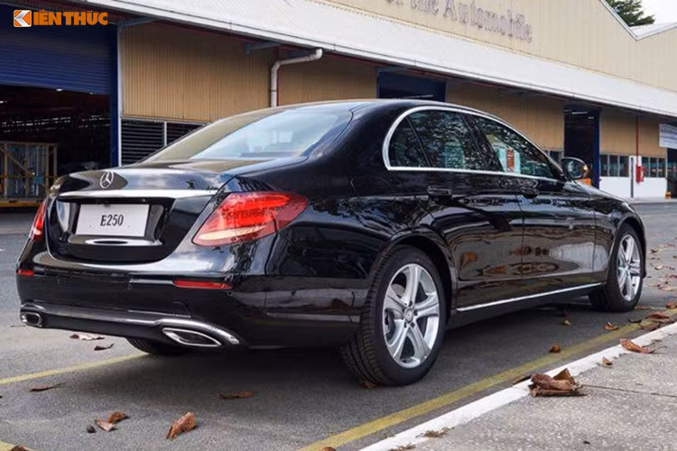 Mercedes-Benz E250 này được lắp ráp trong nước sở hữu "trái tim" là động cơ xăng 2.0l, sản sinh công suất 211 mã lực, mô-men xoắn cực đại 350 Nm. Nhờ kết hợp với hộp số tự động 9 cấp 9G-Tronic và hệ dẫn động cầu sau, xe có khả năng tăng tốc từ 0-100 Km/h trong 6,9 giây.