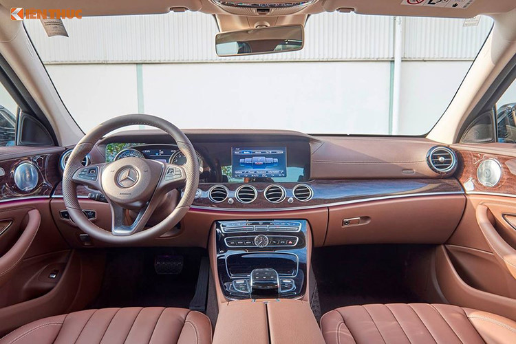 Bên trong nội thất của chiếc xe sang Mercedes-Benz E250 sở hữu giao diện trên bệ trung tâm nổi bật với màn hình đa thông tin trung tâm kích thước 8,4 inch, hệ thống âm thanh Burmester đẳng cấp. Xe sử dụng nhiều chi tiết gỗ ốp trên bệ trung tâm và bệ cần số màu đen hoặc nâu café, vô-lăng bọc da nappa và cửa sổ trời chỉnh điện...