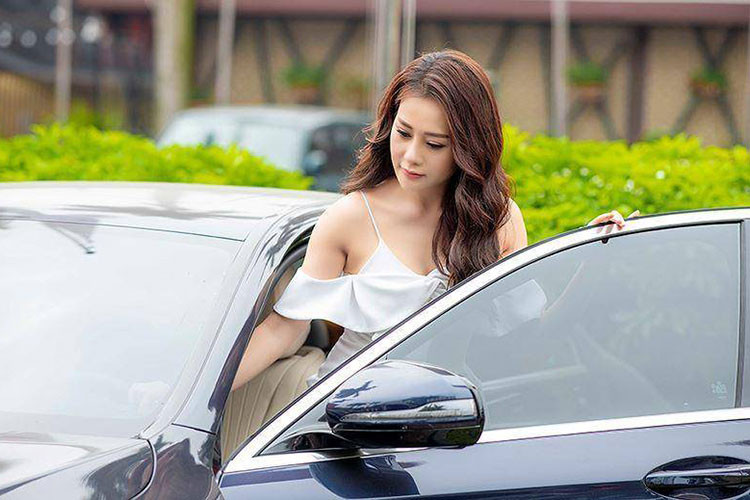 Cô tậu chiếc xe tiền tỷ từ vài năm trước để làm phương tiện di chuyển. Vì không có quản lý hay trợ lý, Phương Oanh vẫn tự mình lái xe đi quay phim hoặc chạy chương trình, sự kiện. Chiếc Mercedes-Benz E250 này thuộc thế hệ thứ 10 của dòng E-Class được lắp ráp tại Việt Nam.