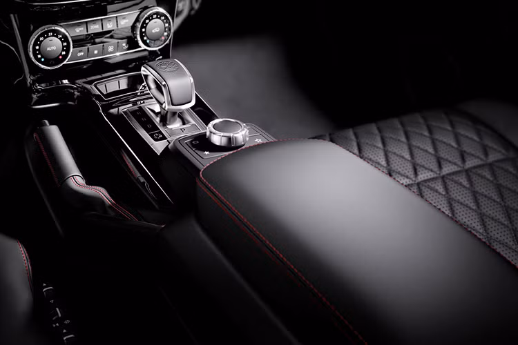 Người mua cũng có thể lựa chọn ghế xe bọc da Designo Nappa phối 3 màu, các gói trang trí AMG Carbon hoặc Black Designo Piano Lacquer, dây an toàn màu đỏ, tay nắm da vô-lăng AMG Performance,…