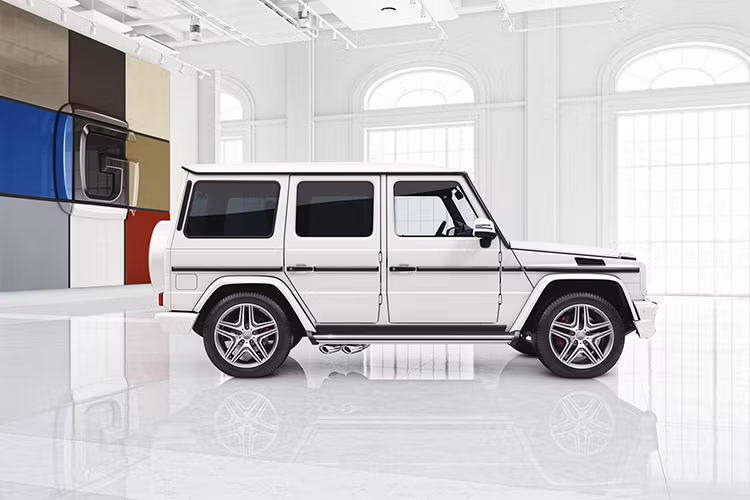 Trong hơn 30 năm qua, mẫu xe địa hình đình đám G-Class của thương hiệu Mercedes-Benz vẫn giữ nguyên phong cách thiết kế, chỉ nâng cấp hiện đại hơn, hệ truyền động tiên tiến cùng các tính năng công nghệ cao khác. Theo nhiều người hâm mộ, nó vẫn đẹp và thu hút theo thời gian.