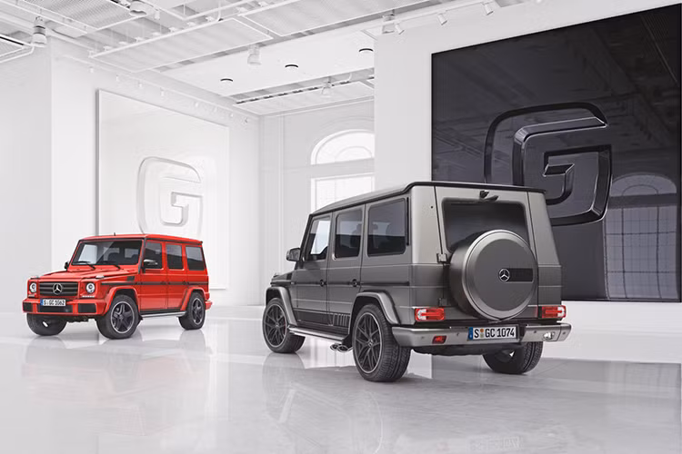 Dù sắp giới thiệu thế hệ mới 2018 của dòng xe G-Class nhưng hãng xe Mercedes-Benz có vẻ vẫn muốn níu kéo phiên bản hiện tại bằng các phiên bản đặc biệt. Mới đây nhất, hãng xe Đức đã công bố 2 phiên bản Mercedes G-Class đặc biệt là Designo Manufaktur Edition và Exclusive Edition.