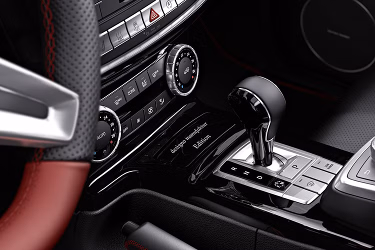 Các trang bị tiêu chuẩn bên trong Mercedes G63 và G65 phiên bản đặc biệt - Exclusive Editions sẽ bao gồm bảng điều khiển 2 tông màu, ghế thể thao AMG và da Nappa có 6 màu tùy chọn (hệ động lực của xe không có gì thay đổi so với phiên bản thường từng ra mắt).