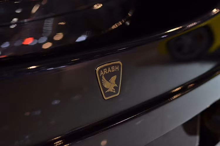 Cách đây 7 năm, phiên bản concept của Arash AF10 đã được giới thiệu và gây ngạc nhiên cho giới mộ điệu. Do đó, khi ra mắt tại triển lãm Geneva 2016, siêu xe Anh quốc trở thành tâm điểm của mọi chú ý.