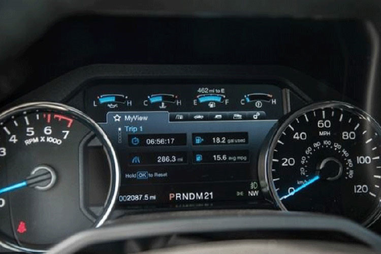 Khoang sau có không gian siêu rộng thoải mái cho 3 người lớn ngồi cùng lúc. Hàng ghế sau có khả năng gập lên gọn gàng. Ford F-150 Raptor mới được trang bị khối động cơ Ecoboost V6 dung tích 3.5L sản sinh công suất tối đa 450 mã lực, mô-men xoắn cực đại 692 Nm đi cùng hộp số tự động 10 cấp. Hệ dẫn động 4 bánh với các chế độ dẫn động 2H, 4A, 4H, 4L.