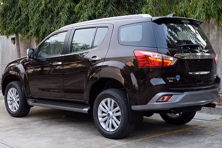 Trong khi đó, hệ dẫn động 4 bánh chỉ đi cùng với máy dầu 3.0 lít. Tại thị trường Thái Lan mãu xe này được xem là đối thủ của Toyota Fortuner và Mitsubishi Pajero Sport và được chia thành 6 bản trang bị.