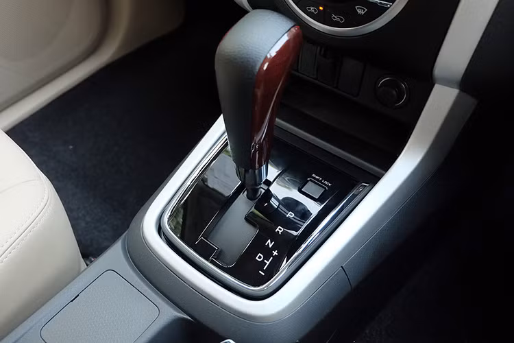 Thứ hai là động cơ diesel 4 xy-lanh, dung tích 3.0 lít với công suất tối đa 177 mã lực tại vòng tua máy 3.600 vòng/phút và mô-men xoắn cực đại 380 Nm tại dải vòng tua 1.800 - 2.800 vòng/phút. Động cơ kết hợp với hộp số sàn 6 cấp hoặc tự động Rev Tronic 6 cấp.