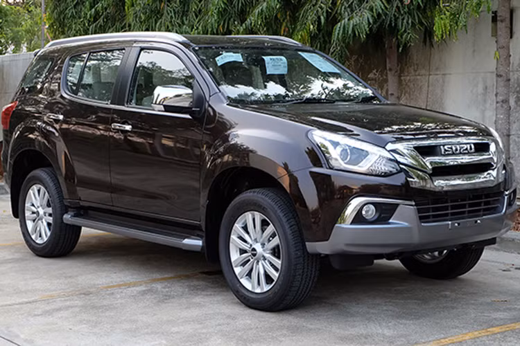 Giá bán dành cho 6 phiên bản Isuzu MU-X facelift 2017 phân phối tại Thái Lan sẽ là từ 1,09 đến 1,47 triệu baht (tương đương 711 đến 961 triệu đồng). Xe có nhiều cải tiến đáng kể về nội và ngoại thất, nhìn chung giúp MU-X cải thiện được tính thẩm mỹ.
