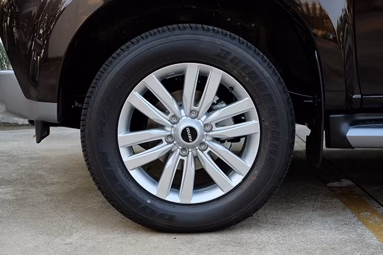 Ngoài ra Isuzu MU-X phiên bản mới này cũng sẽ được bổ sung họa tiết trang trí ở hông xe và bên dưới cụm đèn pha cũng như biển tên đằng sau. Thêm vào đó là vỏ gương ngoại thất trùng màu thân xe và bộ la-zăng màu bạc dạng hợp kim 6 chấu kép. 