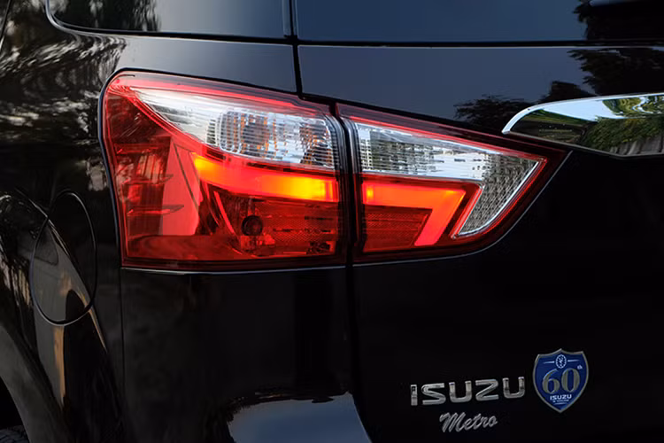 Cận cảnh cụm đèn hậu LED, phía sau xe được thiết kế không có nhiều thay đổi so với phiên bản trước ngoài cụm đèn led.