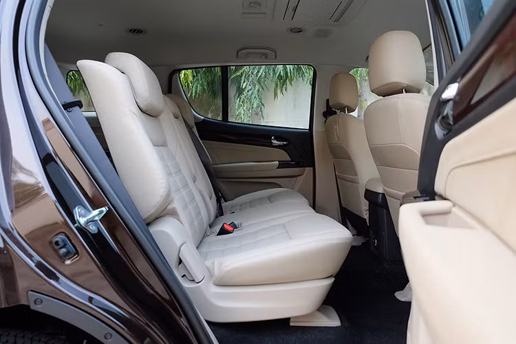 Đáng tiếc, hệ dẫn động của Isuzu MU-X 2017 tại Thái Lan không có gì thay đổi với 2 tùy chọn khác nhau. Đầu tiên là động cơ diesel Ddi Blue 4 xy-lanh, tăng áp, dung tích 1,9 lít, sản sinh công suất tối đa 150 mã lực tại vòng tua máy 3.600 vòng/phút và mô-men xoắn cực đại 350 Nm tại dải vòng tua 1.800 - 2.600 vòng/phút.